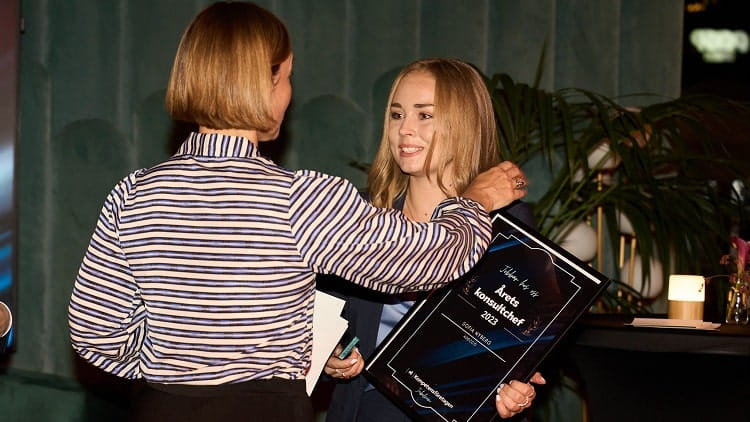 Sofia Nyberg tar emot pris för årets konsultchef 2023.