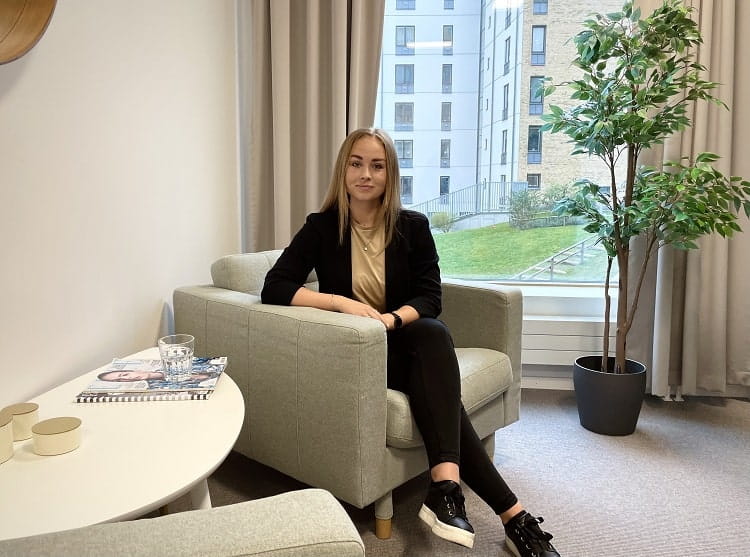 Sofia Nyberg sitter på en soffa på kontoret.